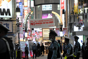 ハロウィーンでにぎわう渋谷を、警察官らが取り締まっていた=2024年10月31日午後8時45分、平岡春人撮影